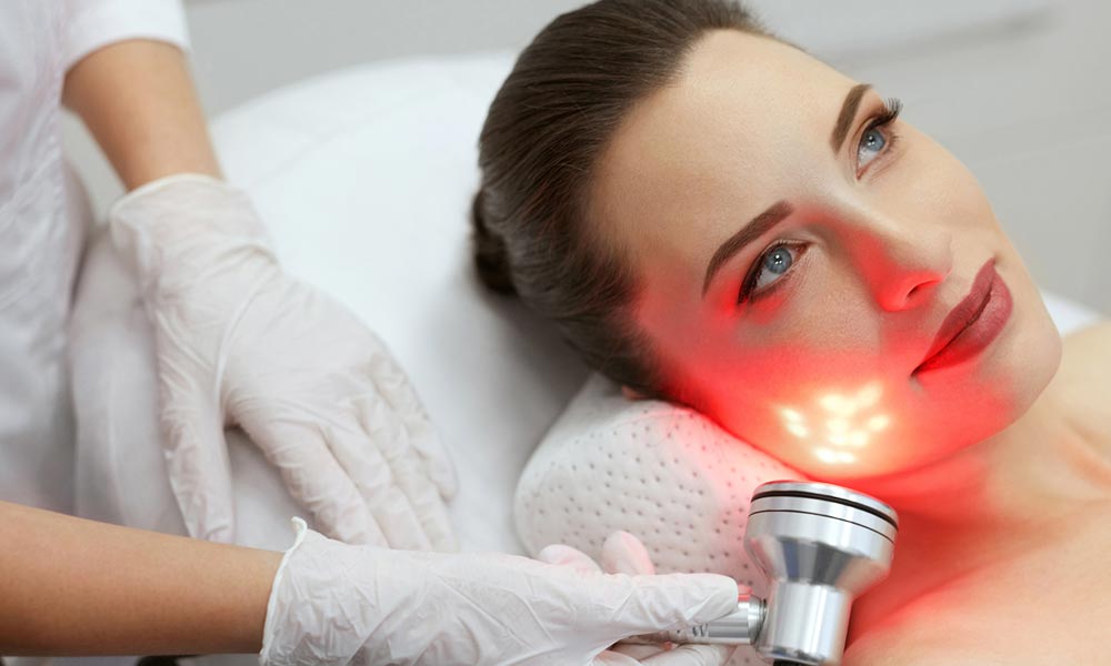 lady receiving red light therapy  